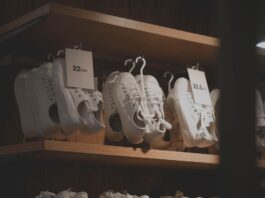 Jak czyścić białe sneakersy, żeby wyglądały jak nowe: domowe sposoby i sprawdzone preparaty Białe sneakersy na drewnianych półkach w nowoczesnym sklepie