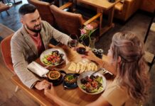Zdrowe odżywianie dla dwojga: jak pogodzić różne potrzeby przy jednym stole Para przy kolacji w restauracji z kieliszkami wina