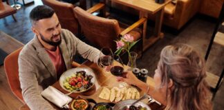 Para przy kolacji w restauracji z kieliszkami wina
