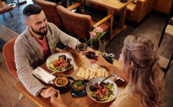 Zdrowe odżywianie dla dwojga: jak pogodzić różne potrzeby przy jednym stole Para przy kolacji w restauracji z kieliszkami wina